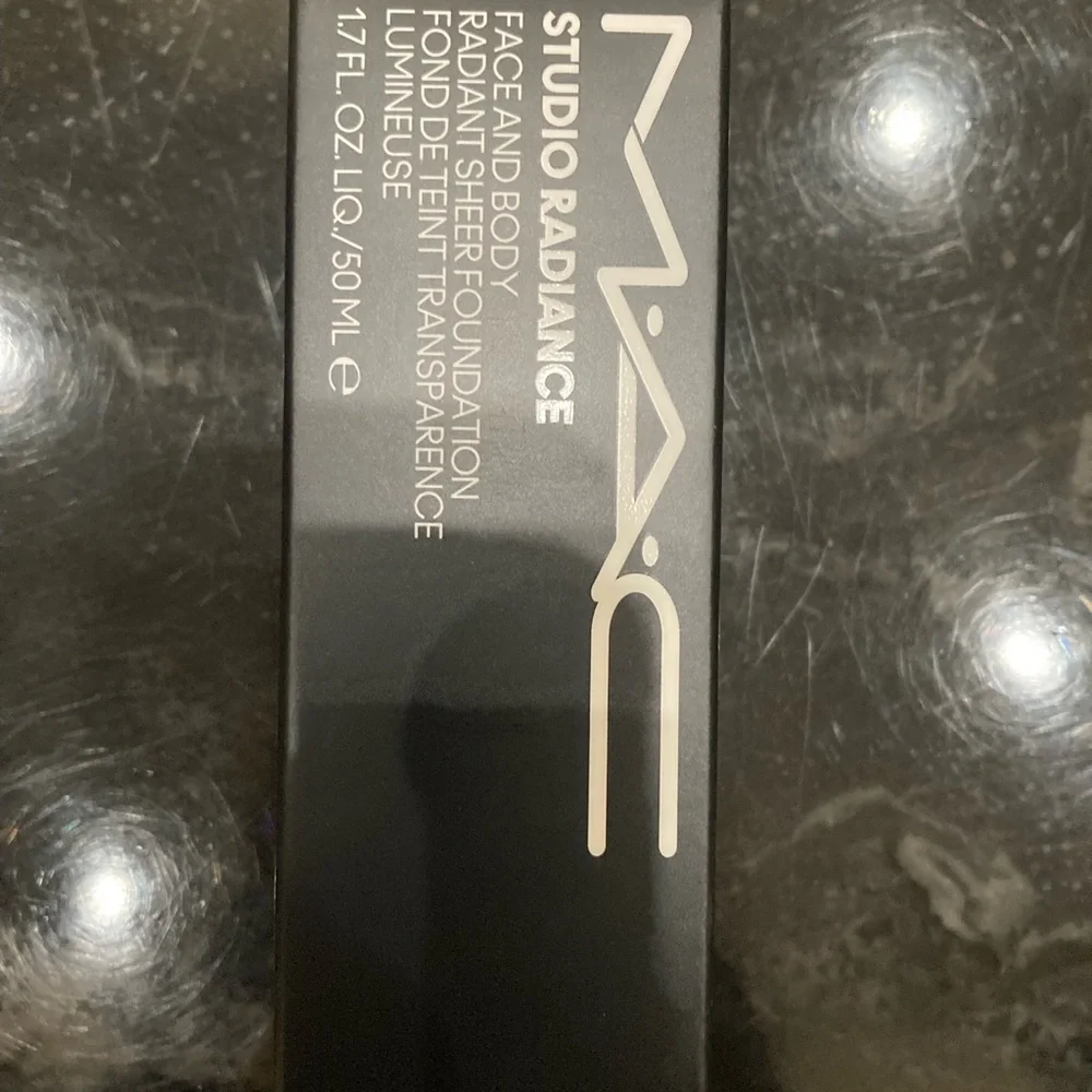 NIB MAC Radiant Sheer Foundation W4 - 50ml